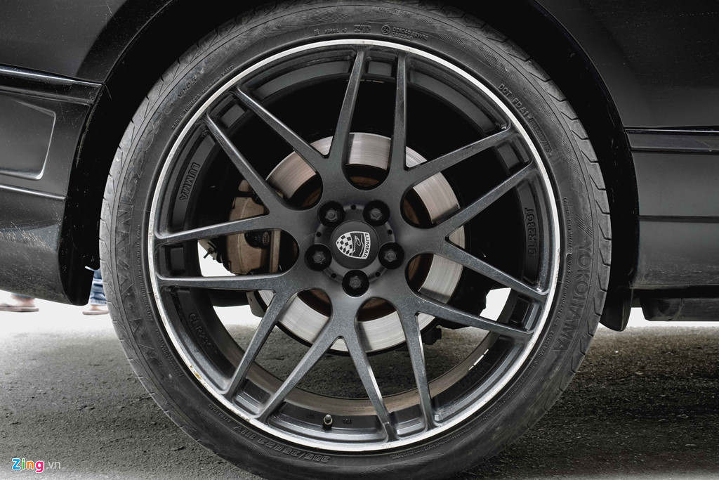 Lumma cũng đã thay thế bộ mâm sáng và sang trọng nguyên bản bằng bộ mâm hợp kim màu đen 7 chấu kép thiết kế hơi lõm và trong giúp bản độ trông ngầu và bắt mắt hơn.