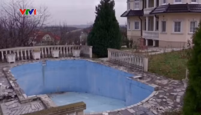 99% người dân trong làng Gomilica sống và làm việc tại thủ đô Viên (Áo).