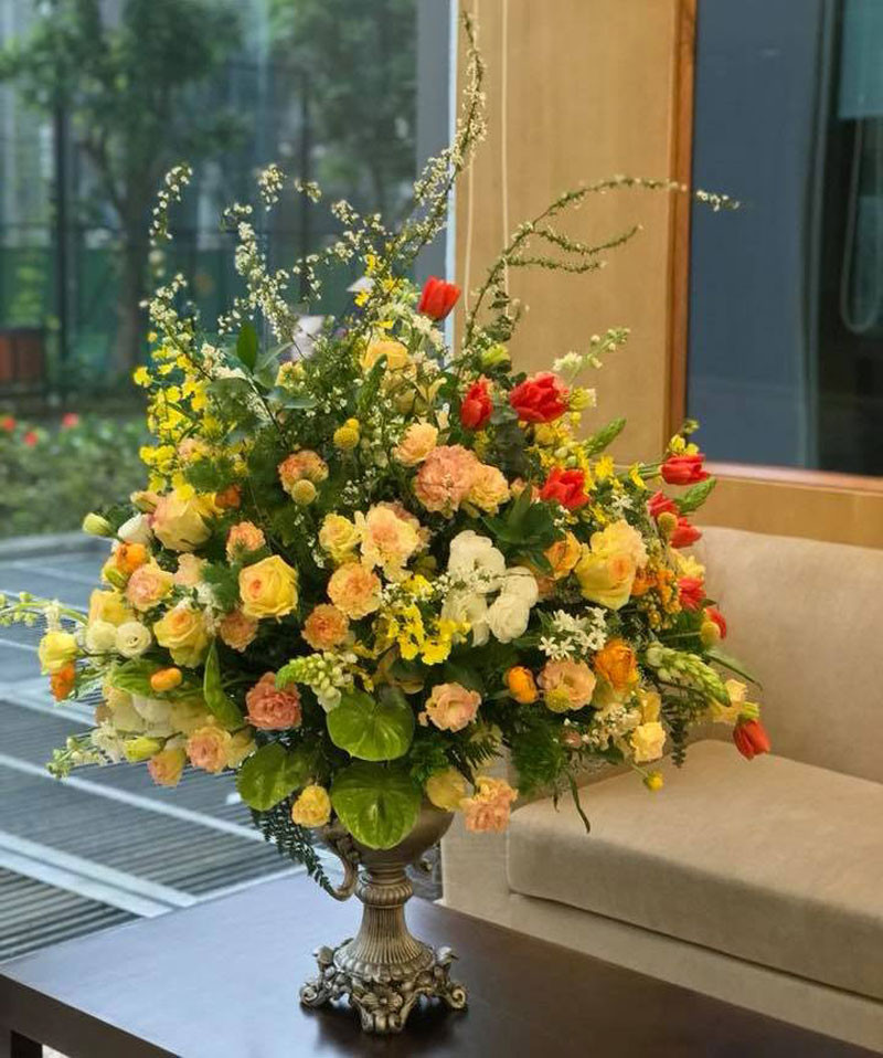 Nhiều người còn đặt những bó hoa, bình hoa khủng với giá cả chục triệu đồng.