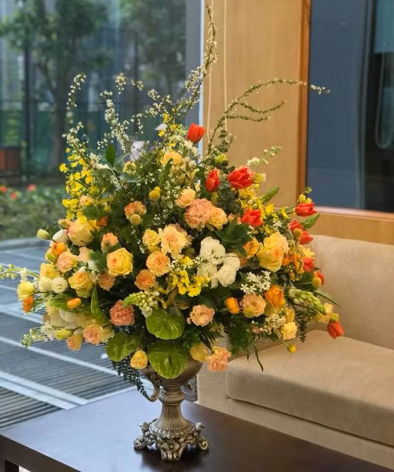 Nhiều người còn đặt những bó hoa, bình hoa khủng với giá cả chục triệu đồng.