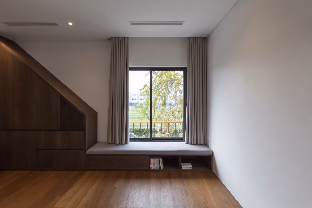 Cửa sổ được thiết kế thành khu vực giải trí thoáng mát.