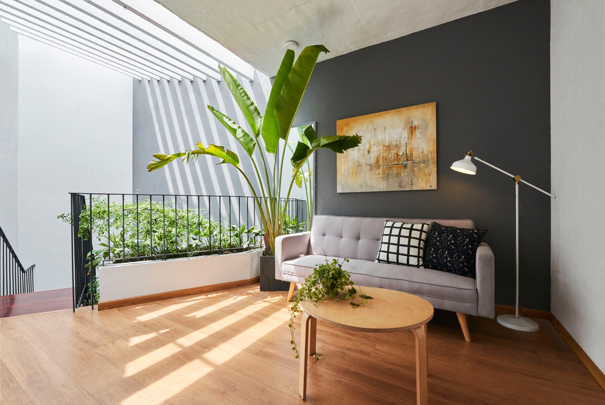 Bố trí ở khu vực nhiều ánh sáng, phòng khách vô cùng thoáng đãng và rộng rãi.