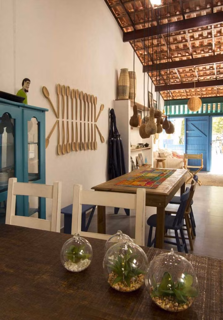 Đồ trang trí nhỏ, mộc mạc giúp không gian ngôi nhà cấp 4 thêm sinh động.