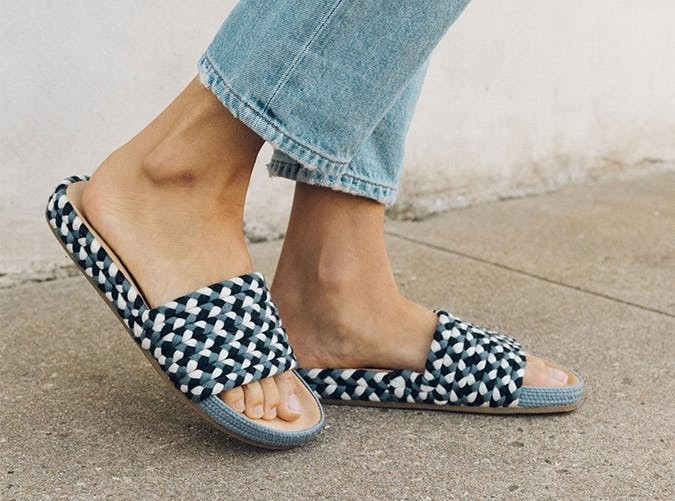 Dép lê dây bện thu hút người sử dụng bởi vẻ độc đáo, mạnh mẽ và chất chơi. Đôi dép, tạo cảm giác thoải mái, dễ đi cho người sử dụng.