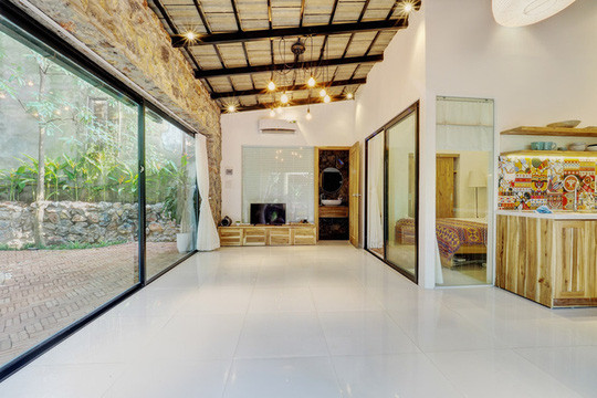 Không gian phòng ngủ với hai mặt được lắp kính đảm bảo tầm nhìn thông suốt ra bên ngoài.