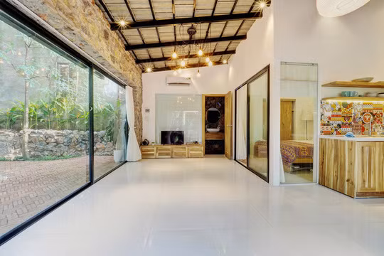 Không gian phòng ngủ với hai mặt được lắp kính đảm bảo tầm nhìn thông suốt ra bên ngoài.