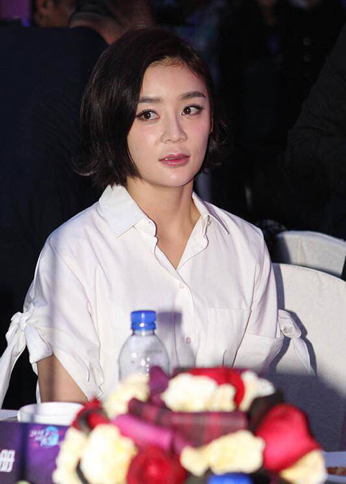 Lỗi trang điểm khiến Viên San San già đi trông thấy trong sự kiện.