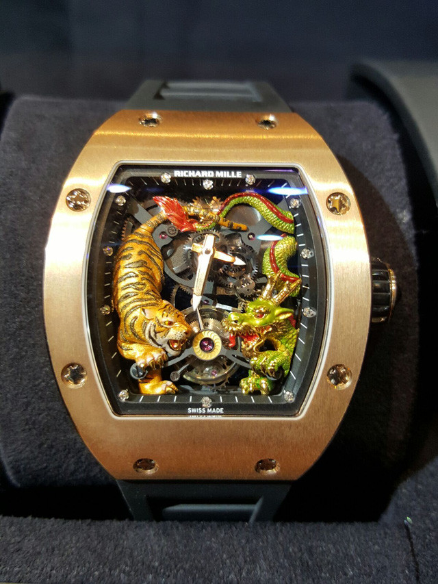 Đây là chiếc đồng hồ xa xỉ mang mã hiệu RM 51-01 Tourbillon Tiger and Dragon - hay còn được gọi là Richard Mille phiên bản "Ngoạ hổ tàng long". Ảnh: Autupro.