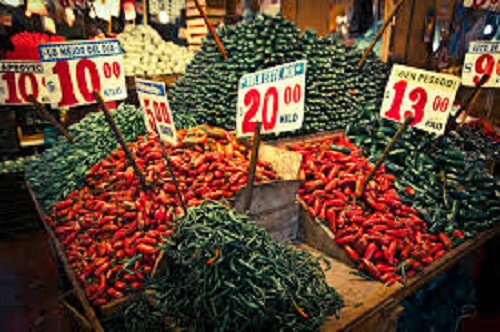 Chợ La Merced (Mexico) bày bán các loại thực phẩm và nguyên liệu thơm ngon của thành phố như rau tươi, trái cây, kẹo và các món ăn nổi tiếng. Ảnh: Flickr.