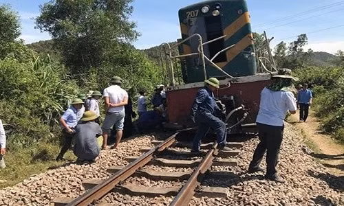 Sau vụ tai nạn tàu hỏa bị trật bánh khiến đường sắt Bắc Nam tê liệt. Ảnh:XB