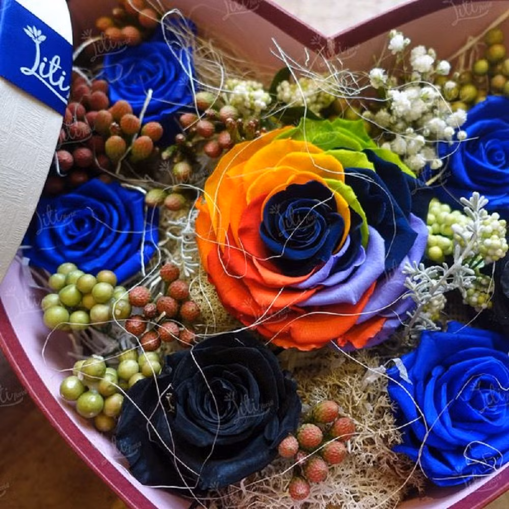 Hộp hoa hồng rainbow gồm một bông hồng 7 màu cỡ lớn và 6 bông hồng xanh, đen cỡ nhỏ có giá 2 - 2,5 triệu đồng. Ảnh: VTC.