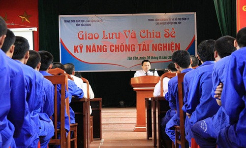 Lê Trung Tuấn trong buổi chia sẻ về phương pháp cai nghiện với các học viên.