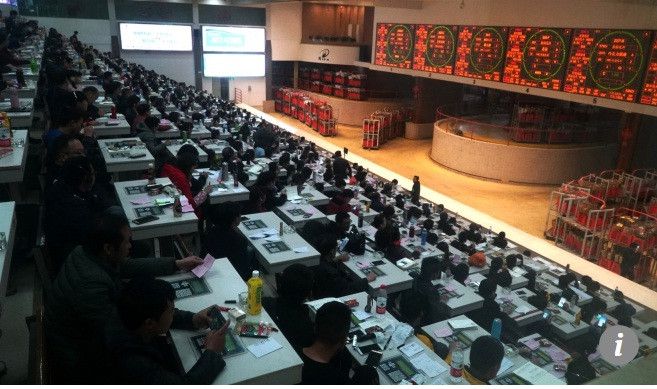 Việc mua bán tại chợ hoa Dounan được thực hiện rất nhanh chóng. Hàng chục nghìn giao dịch mua bán thực hiện mỗi ngày.