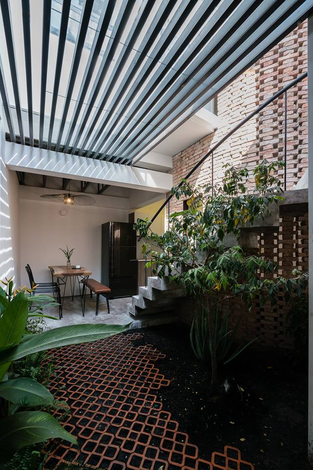 Khu vực giếng trời lấy ánh sáng cho cầu thang, cũng là không gian sân vườn nhỏ trong nhà.
