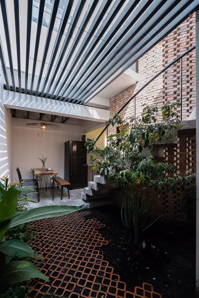 Khu vực giếng trời lấy ánh sáng cho cầu thang, cũng là không gian sân vườn nhỏ trong nhà.
