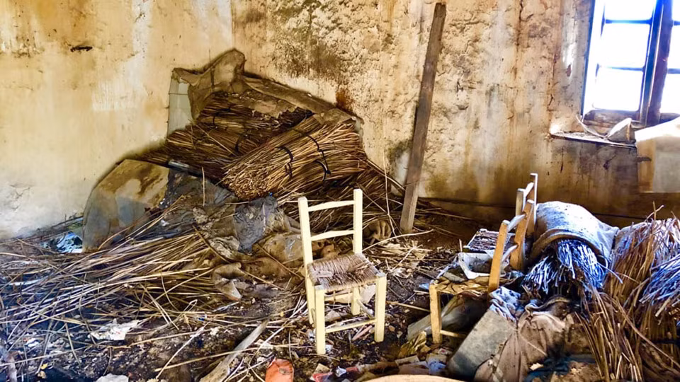 Efisio Arbau cho biết trong tình trạng xuống cấp nhưng đến nay đã có 3 căn nhà được bán, và ông tiếp tục nhận hơn 100 yêu cầu từ khắp nơi trên thế giới.