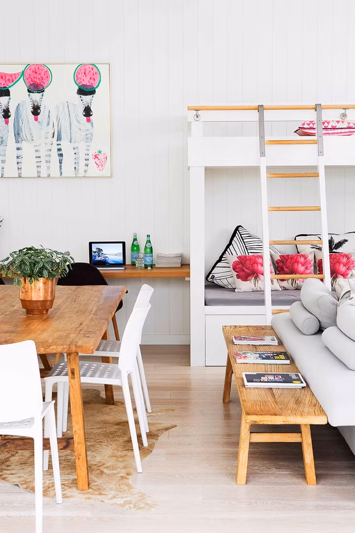 Giường tầng tiết kiệm diện tích và tăng thêm không gian nghỉ ngơi cho khách.