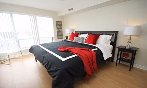 Chỉ cần mua mới gối màu đỏ cũng đủ sức tô điểm gam màu rực rỡ cho phòng ngủ trong những ngày Tết.