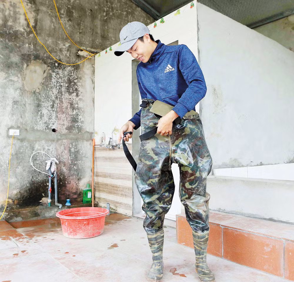 Anh Trương Đình Tùng chuẩn bị một ngày làm việc.