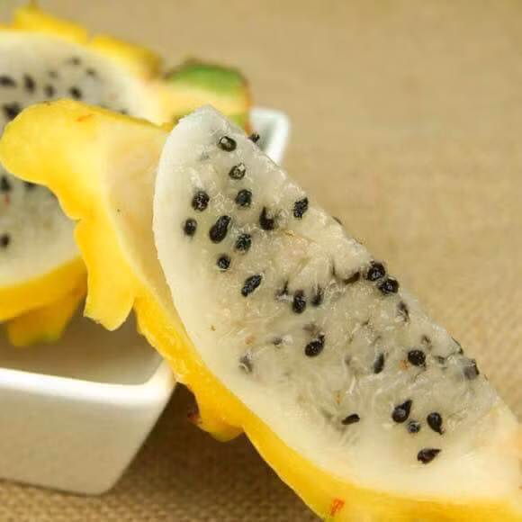 Theo một số người bán, thanh long vàng có vị ngọt mát, mềm tan trong miệng. Ảnh: FB Nguyễn Huyền.