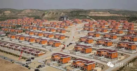 Ngày 28/7/2015, 141 hộ gia đình tại thôn Hoàng Gia, tỉnh Thiểm Tây (Trung Quốc) cũng được trao tặng biệt thự miễn phí. Ảnh: Sina.