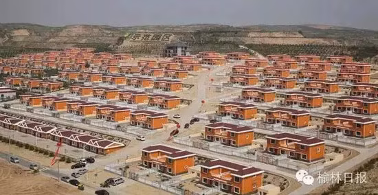 Ngày 28/7/2015, 141 hộ gia đình tại thôn Hoàng Gia, tỉnh Thiểm Tây (Trung Quốc) cũng được trao tặng biệt thự miễn phí. Ảnh: Sina.