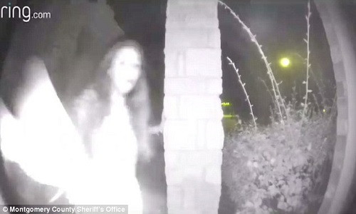 Ly do nguoi phu nu deo cong tay go cua hang loat nha giua dem