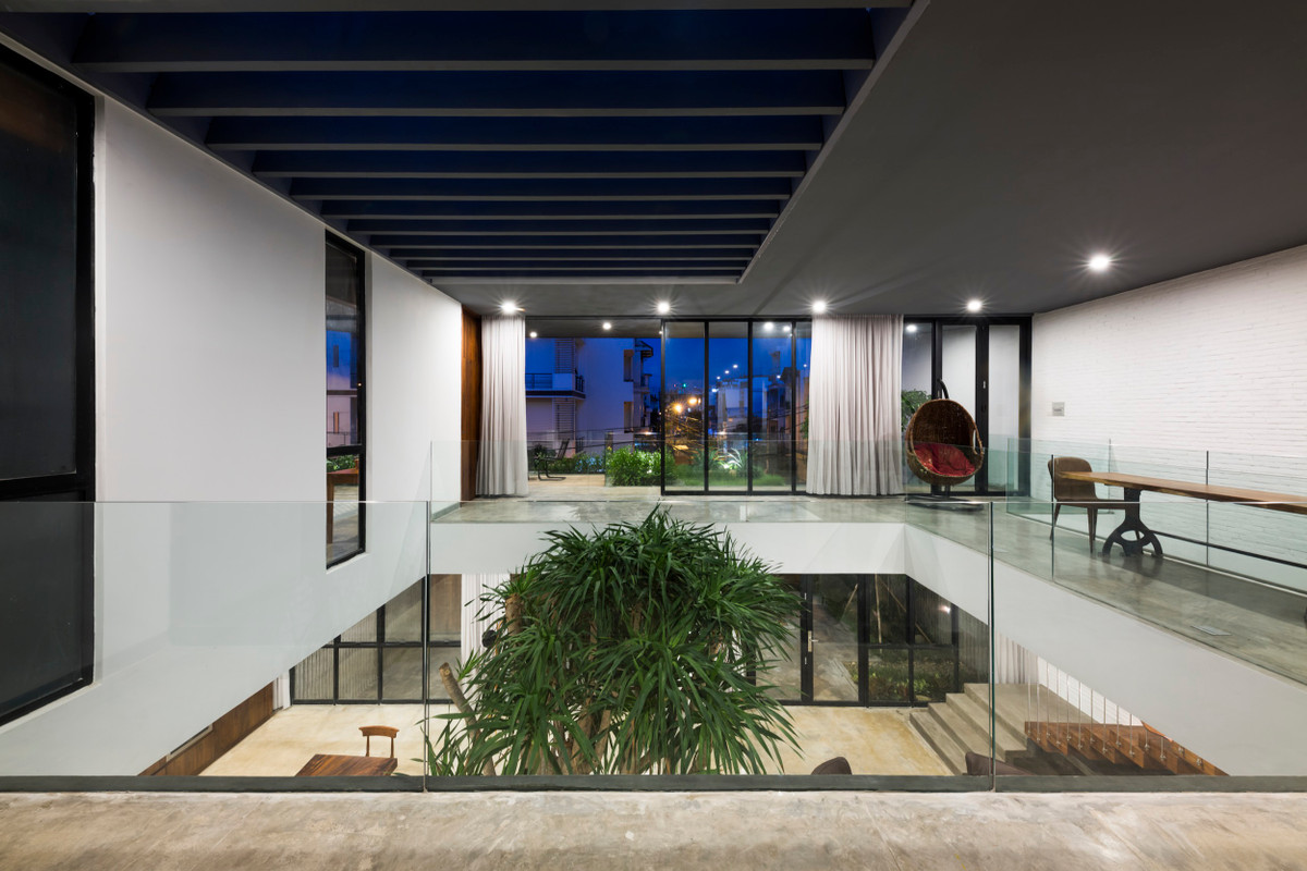 Tận dụng lợi thế đất rộng 13x19m, ngôi biệt thự 2 tầng được thiết kế quanh một không gian trung tâm là khoảng sân hiên.