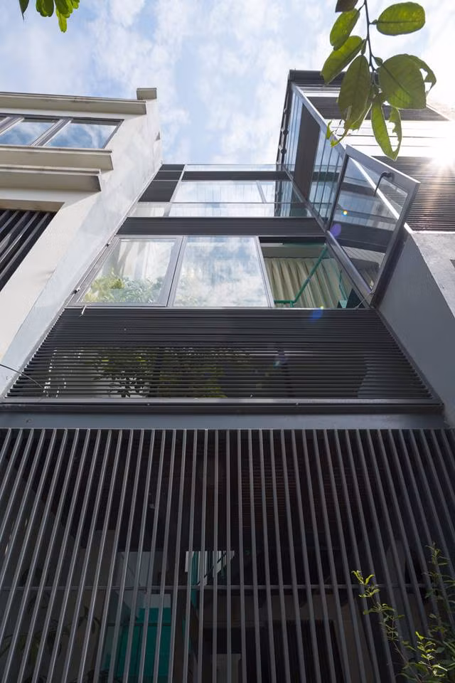 Mặt đứng sử dụng cửa sổ kính giúp nhà phố lấy ánh sáng và thông gió tự nhiên.