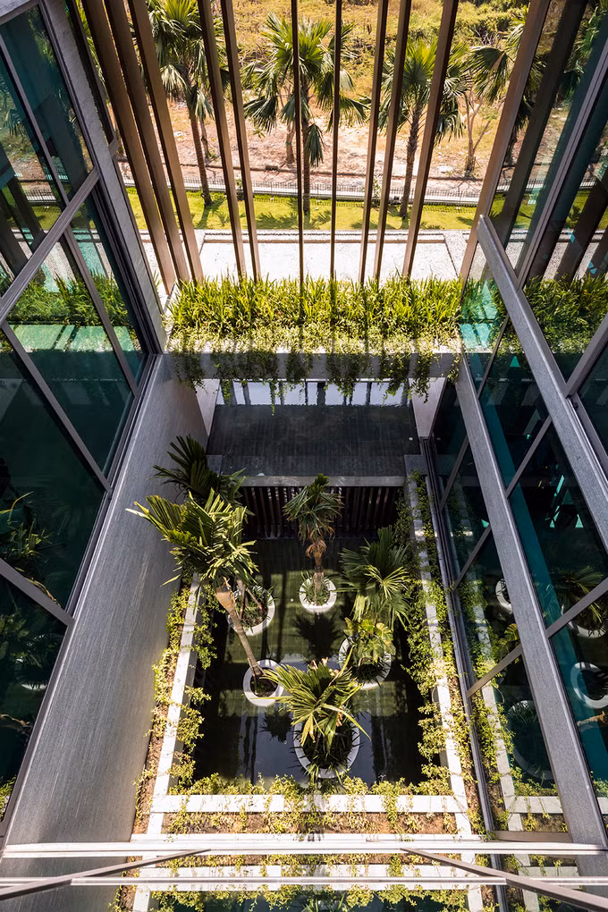 Điểm ấn tượng nhất trong ngôi biệt thự hiện đại là giếng trời rộng 48m2.