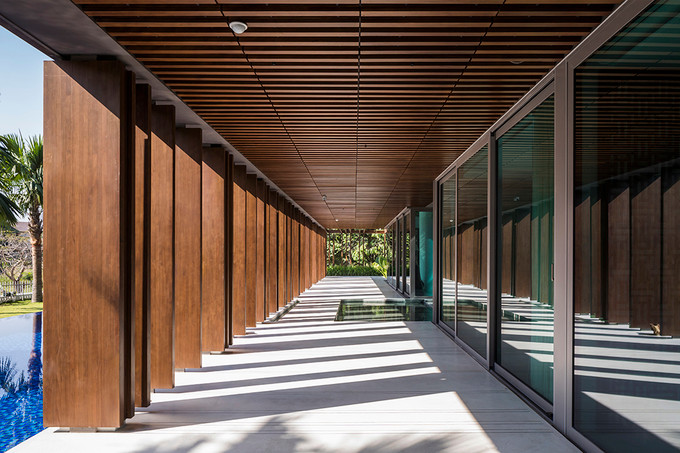 Mái ô-văng lớn giúp giảm nhiệt của ánh nắng mặt trời.