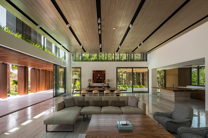 Phòng khách và khu vực bếp, bàn ăn thiết kế liền kề trong cùng không gian tầng 1.