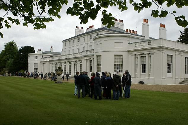 Đây chắc chắn sẽ là một dịp hiếm có để dân chúng và du khách nước ngoài có cơ hội tiếp cận nơi sẽ diễn ra đám cưới Hoàng tử Harry được mong chờ nhất năm 2018.