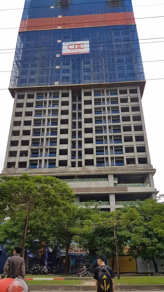 Thời điểm xảy ra sự cố đứt cáp cẩu trục vật liệu trưa 20/8, dự án The SUN Mễ Trì đang xây dựng đến tầng 29. Ảnh: Một thế giới.