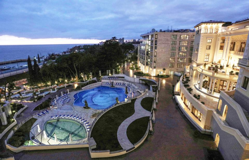 Swissotel Resort Sochi là khách sạn 5 sao gồm 203 phòng và hơn 20 phòng kiểu sang trọng.