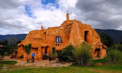 Tọa lạc tại Villa de Leyya, một vùng quê ở Colombia, ngôi nhà đất sét là công trình của kiến trúc sư Octavio Mendoza.