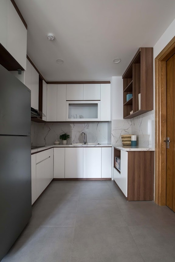 Phòng bếp sử dụng gam màu trắng và đá cẩm thạch để gia tăng cảm giác sáng sủa.