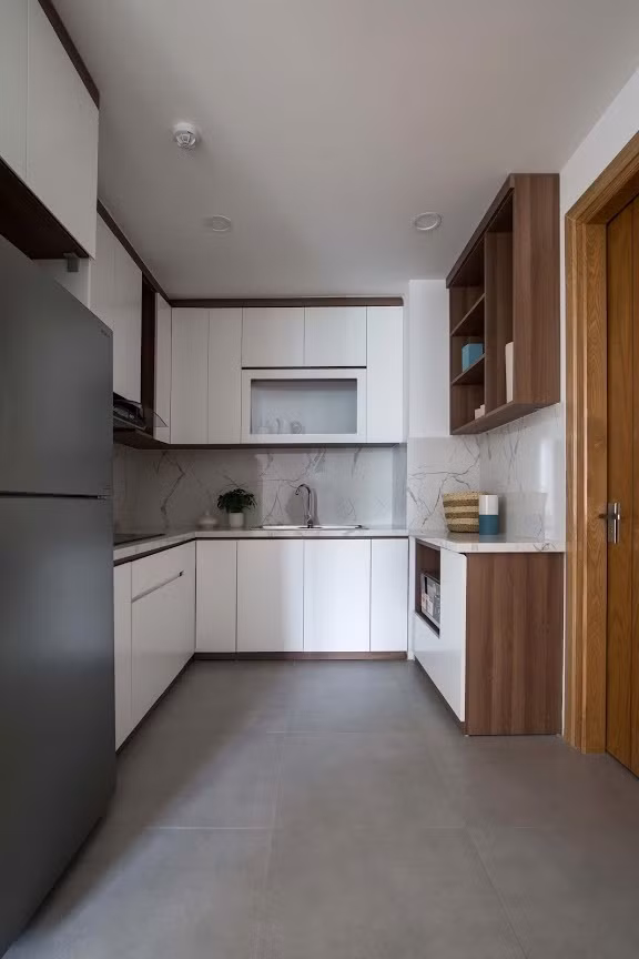 Phòng bếp sử dụng gam màu trắng và đá cẩm thạch để gia tăng cảm giác sáng sủa.