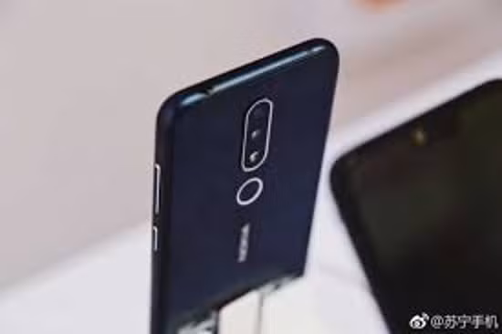 Cạnh trái của Nokia X chỉ có phím nguồn và phím thay đổi âm lượng, trong khi cạnh đáy chỉ có cổng microUSB 2.0, đây lại là tính năng khá thất vọng bởi hiện nhiều smartphone tầm trung cận cao cấp đã chuyển sang cổng kết nối mới USB-C nhiều ưu điểm hơn.