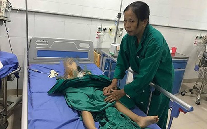 Trong một diễn biến khác của vụ việc, chị Nguyễn Thị Ngọt (26 tuổi), một trong 4 nạn nhân của vụ thảm án cho biết, nguyên nhân rất có thể là do cách đây gần 1 năm, trong khi ra đồng lấy nước vào ruộng lúa, giữa chị và nghi phạm xảy ra tranh cãi nhỏ. Trong ảnh, cháu Vũ Đức Nhân, con chị Ngọt đã qua cơn nguy kịch. (Ảnh: Thanh niên)