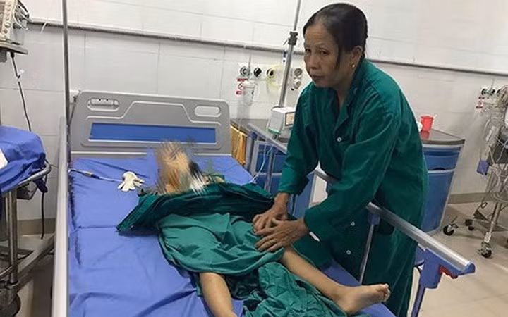 Trong một diễn biến khác của vụ việc, chị Nguyễn Thị Ngọt (26 tuổi), một trong 4 nạn nhân của vụ thảm án cho biết, nguyên nhân rất có thể là do cách đây gần 1 năm, trong khi ra đồng lấy nước vào ruộng lúa, giữa chị và nghi phạm xảy ra tranh cãi nhỏ. Trong ảnh, cháu Vũ Đức Nhân, con chị Ngọt đã qua cơn nguy kịch. (Ảnh: Thanh niên)