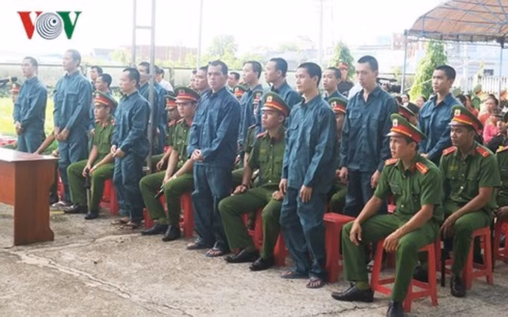 Tại phiên xét xử, Hội đồng xét xử nhận định, vụ án có nhiều bị cáo tham gia, nhưng các bị cáo hoạt động độc lập, không có sự liên kết. Hành vi phạm tội của các bị cáo đã ảnh hưởng lớn an ninh trật tự tại địa phương, gây nguy hiểm cho xã hội. Kết thúc phiên tòa, Hội đồng xét xử đã tuyên phạt 15 bị cáo từ 2 đến 4 năm 6 tháng tù. Trong ảnh, 15 đối tượng được đưa ra xét xử trong sáng (26/9).