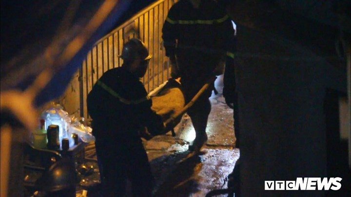 3. Khởi tố vụ án cháy lớn gần Bệnh viện Nhi Trung ương, 2 người chết: Liên quan đến vụ việc này, ngày 26/9, Đại tá Nguyễn Trọng Thái, Trưởng CA quận Ba Đình (TP Hà Nội) cho biết, Cơ quan CSĐT Công an quận Ba Đình vừa ra Quyết định khởi tố vụ án hình sự “Vi phạm quy định về Phòng cháy, chữa cháy” để điều tra, làm rõ. Kết quả điều tra ban đầu cho biết, nguyên nhân cháy khả năng do chập mạch điện. Đêm 21/9, khi khám nghiệm hiện trường vụ cháy, lực lượng chức năng phát hiện 2 vật hình hộp sọ, nằm dưới hệ thống khung sắt và mái tôn bị sập đổ của tầng 2. Trong ảnh, hiện trường vụ việc. (Ảnh: VTC News)