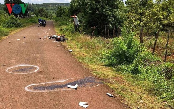 4. Nghi vấn TNGT hay dùng xe giết người ở Gia Lai: Liên quan đến vụ việc này, Trưởng phòng Tham mưu Công an tỉnh Gia Lai cho biết, Cơ quan CSĐT đã khởi tố, tạm giam 4 tháng đối với đối tượng Lê Đức Tâm về tội Vi phạm quy định về tham gia giao giao thông. Trước đó, Lê Đức Tâm là người điều khiển chiếc xe khách loại 16 chỗ ngồi của nhà xe Hà Anh mang biển kiểm soát 81B-008.98 và gây ra vụ chết người đối với cháu Lương Ngọc Minh (SN 2006, trú tại làng Atơ Măn, xã Đê Ar, huyện Mang Yang, tỉnh Gia Lai).