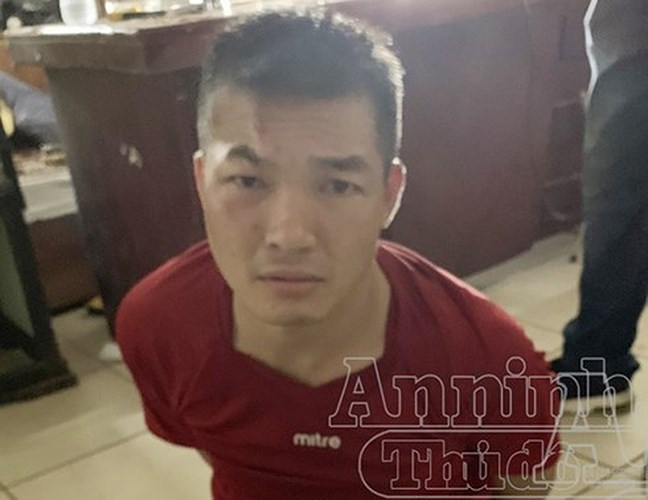 5. Đã bắt giữ nghi phạm sát hại nam thanh niên trong đêm: Theo đó, nghi phạm bị bắt giữ là Nguyễn Văn Quang (SN 1982, trú tổ dân phố Phú Mỹ, phường Mỹ Đình 2, quận Nam Từ Liêm). Trước đó, Quang được nghi là truy sát và dùng dao đâm chết anh N.Đ.L (SN 1995) người Nghệ An tại đường Lê Đức Thọ (Hà Nội). Tại nhà Quang, cơ quan CSĐT thu giữ nhiều tài liệu liên quan và chiếc xe máy Quang sử dụng để truy sát anh L được đối tượng cất giấu tại nhà người quen ở tổ dân phố số 4 phường Xuân Phương, quận Nam Từ Liêm.Trong ảnh, nghi phạm Nguyễn Văn Quang. (Ảm: An ninh Thủ đô)