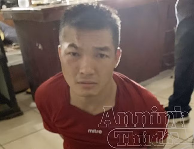 5. Đã bắt giữ nghi phạm sát hại nam thanh niên trong đêm: Theo đó, nghi phạm bị bắt giữ là Nguyễn Văn Quang (SN 1982, trú tổ dân phố Phú Mỹ, phường Mỹ Đình 2, quận Nam Từ Liêm). Trước đó, Quang được nghi là truy sát và dùng dao đâm chết anh N.Đ.L (SN 1995) người Nghệ An tại đường Lê Đức Thọ (Hà Nội). Tại nhà Quang, cơ quan CSĐT thu giữ nhiều tài liệu liên quan và chiếc xe máy Quang sử dụng để truy sát anh L được đối tượng cất giấu tại nhà người quen ở tổ dân phố số 4 phường Xuân Phương, quận Nam Từ Liêm.Trong ảnh, nghi phạm Nguyễn Văn Quang. (Ảm: An ninh Thủ đô)