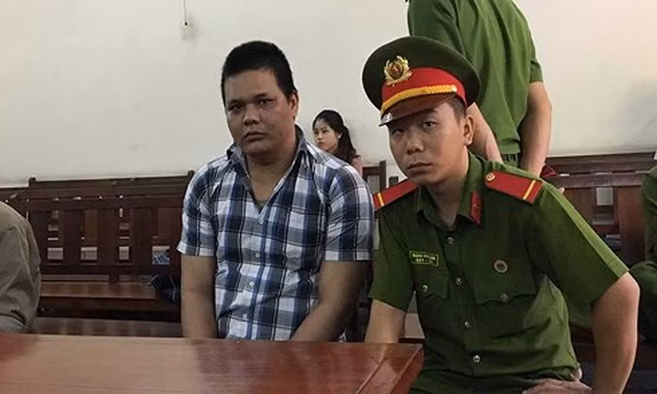 6. Hận tình, kẻ ngáo đá xách dao chém chết 2 người vô can: Do bị bố mẹ người yêu ngăn cấm, Đức đã cầm dao đến nhà truy sát, đâm tử vong mẹ và người thân của bạn gái. Được biết, trong và sau khi gây án Đức bị bệnh rối loạn tâm thần do sử dụng nhiều loại chất ma túy với hoang tưởng chiếm ưu thế. Tuy nhiên, xét thấy, hành vi của bị cáo man rợ, giết nhiều người không mâu thuẫn gì với bị cáo. Do đó, HĐXX bác kháng cáo, tuyên y án tử hình với Nguyễn Phú Đức. Trong ảnh, bị cáo Nguyễn Phú Đức. (Ảnh: Vnexpress)