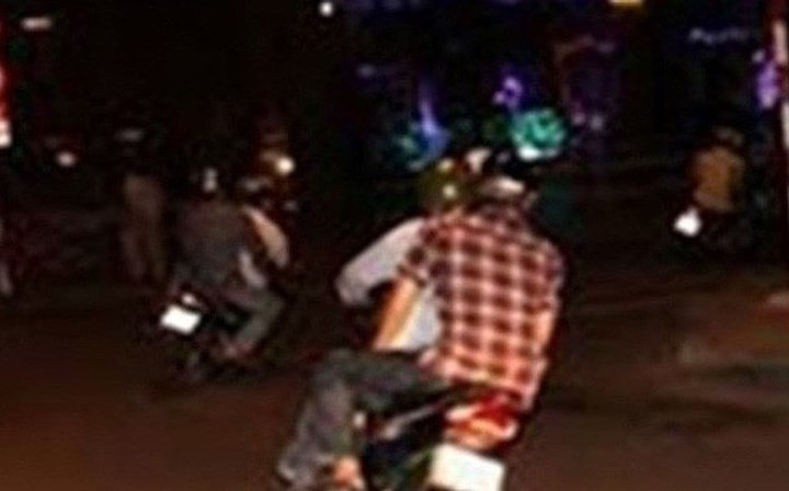 7. Bà Rịa-Vũng Tàu: Bắt 2 đối tượng dùng dao, búa khống chế cướp tài sản: Theo đó, 2 đối tượng bị bắt giữ là Ngô Trí Dinh (30 tuổi) và Đồng Mạnh Khang (27 tuổi, cùng trú Vũng Tàu). Trước đó, ngày 28/7, tại địa bàn phường Rạch Dừa, phát hiện anh Quyền chạy xe máy một mình, 2 đối tượng bèn bám theo sau rồi dùng chiếc búa đánh vào đầu nạn nhân. Thấy anh Quyền bị choáng và ngã xuống đường, 2 tên cướp liền khống chế đưa lên xe chở đến đầu đường Lưu Chí Hiếu. Tại đây, Dinh và Khang cướp xe máy, điện thoại di động và một số trang sức của nạn nhân, trị giá khoảng 60 triệu đồng.(Ảnh minh họa)