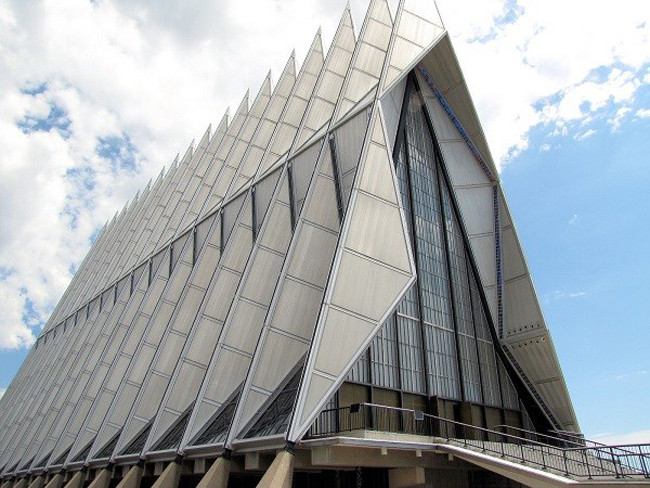 Nhà thờ Cadet (Colorado Springs, Colorado) là một thành tựu của kiến trúc hiện đại và cũng là một công trình thuộc hàng phức tạp nhất với 17 tòa tháp. Ảnh: World Atlas.