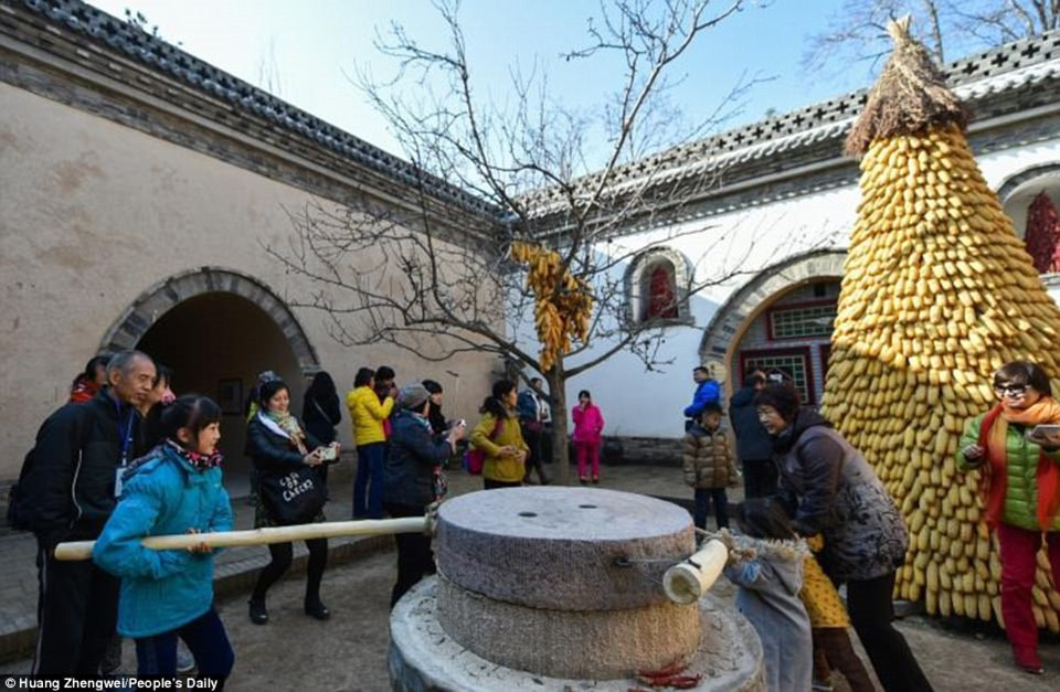 Các gia đình phải mất 2-3 năm mới xây xong một căn nhà dưới lòng đất như thế này. Ảnh: People daily.